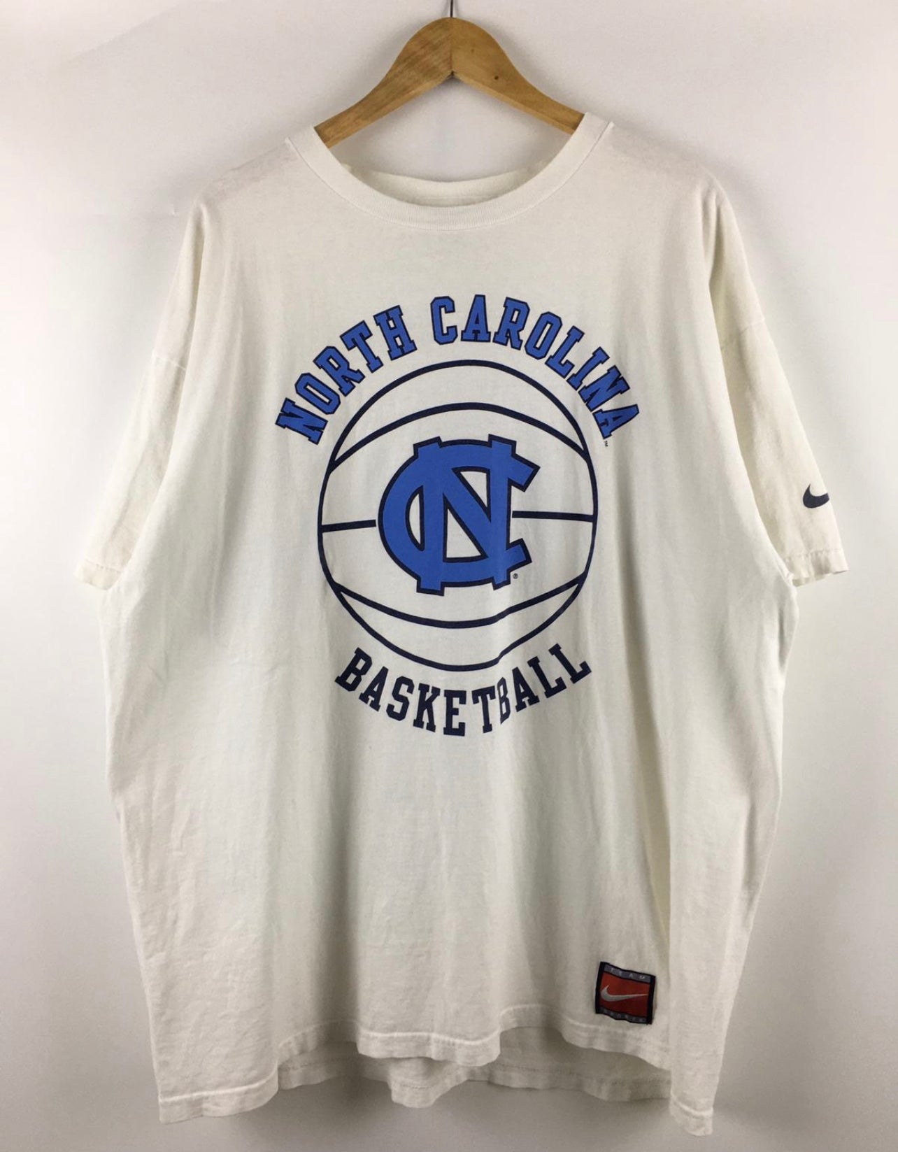 Vintage Nike Team 90's North Carolina Basketball T-shirt – ATTASTORES